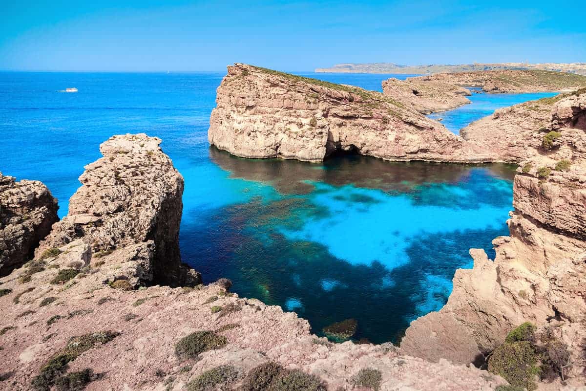 The Blue Lagoon thuộc đảo Comino, Malta.