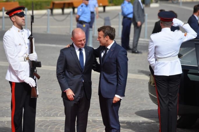 Thủ tướng Joseph Muscat với Tổng thống Pháp Emmanuel Macron (Ảnh: James Bianchi / MediaToday)