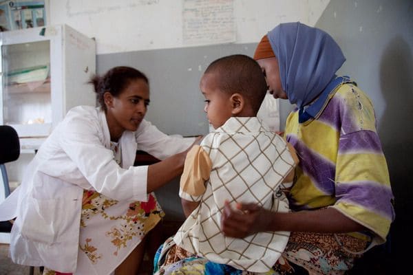 Bác sĩ người Mỹ đang chăm sóc cho một bệnh nhi