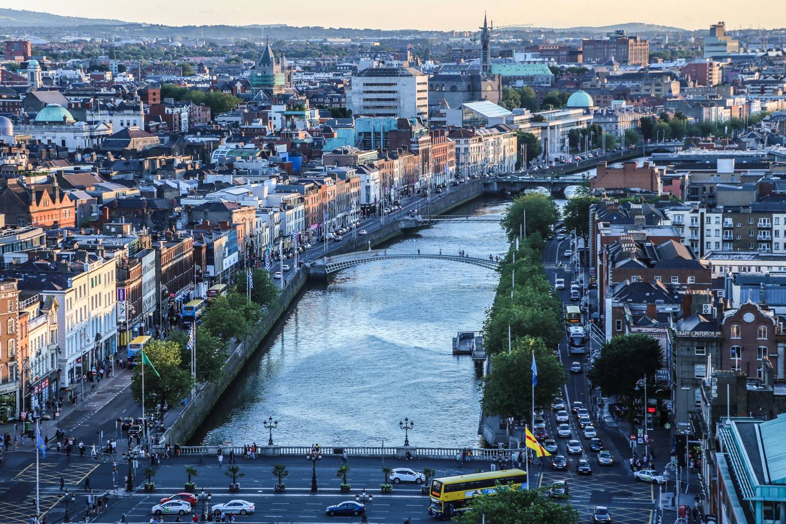 Các tập đoàn lớn ở Ireland thường xuyên tuyển dụng nhiều thực tập sinh và các vị trí khác rất hấp dẫn đối với sinh viên ngành kinh doanh, tài chính, công nghệ, kỹ thuật, truyền thông…