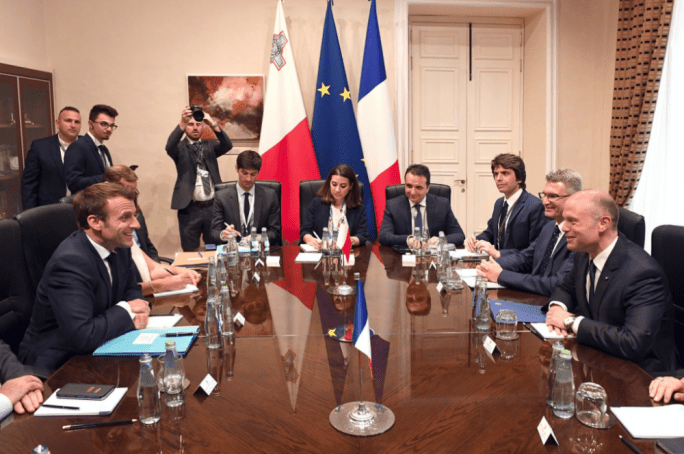 Ông Macron và Muscat trong cuộc gặp song phương